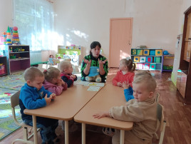 Лепка в первой младшей группе Лепка в первой младшей группе.