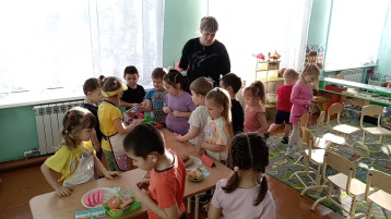 "В гости к бабушке на чаепитие" - сюжетно-ролевая игра в средней группе "Смешарики". "В гости к бабушке на чаепитие" - сюжетно-ролевая игра в средней группе "Смешарики".